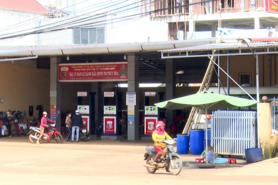 Người dân quay trở lại với cuộc sống thường nhật sau sự việc nhóm đối tượng dùng súng, dao tấn công trụ sở UBND xã Ea Tiêu và Ea Ktur, huyện Cư Kuin, tỉnh Đắk Lắk. (Ảnh: Quang Thái/TTXVN)