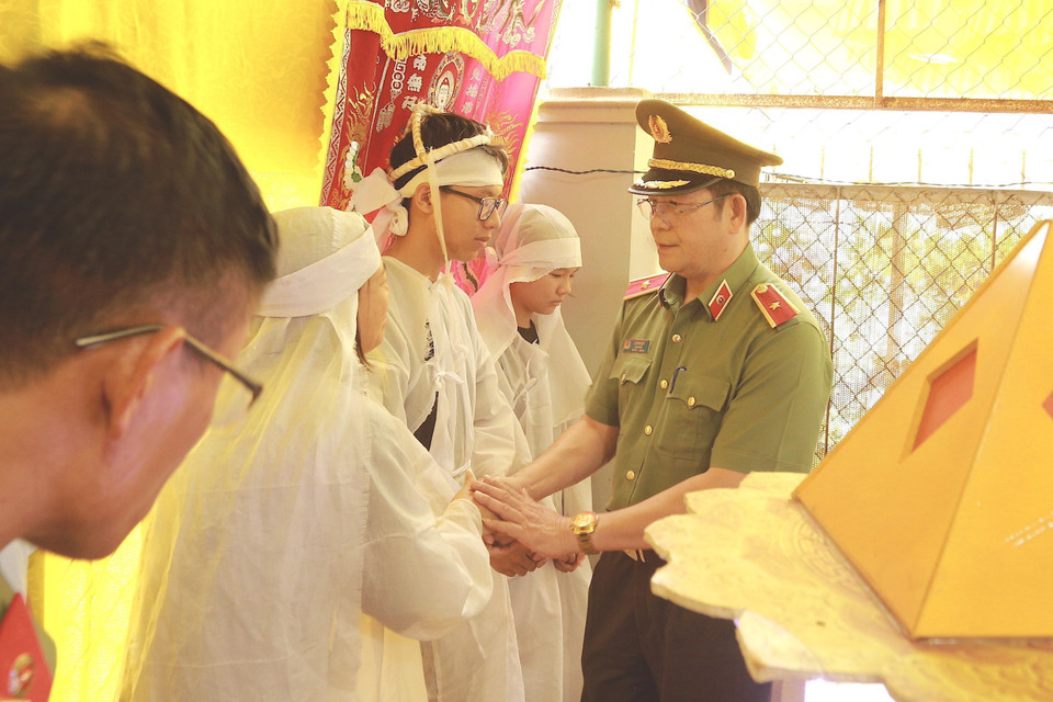 Thứ trưởng Bộ Công an Lương Tam Quang đến thăm hỏi, chia buồn và động viên gia đình các nạn nhân tử vong, bị thương trong vụ tấn công bằng súng tại trụ sở xã Ea Tiêu và xã Ea Ktur, huyện Cư Kuin. (Ảnh: Quang Thái/TTXVN)