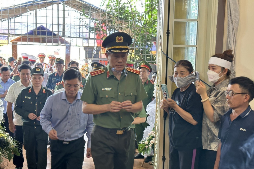 Thứ trưởng Bộ Công an Lương Tam Quang đến thăm hỏi, chia buồn và động viên gia đình các nạn nhân tử vong, bị thương trong vụ tấn công bằng súng tại trụ sở xã Ea Tiêu và xã Ea Ktur, huyện Cư Kuin. (Ảnh: Quang Thái/TTXVN)