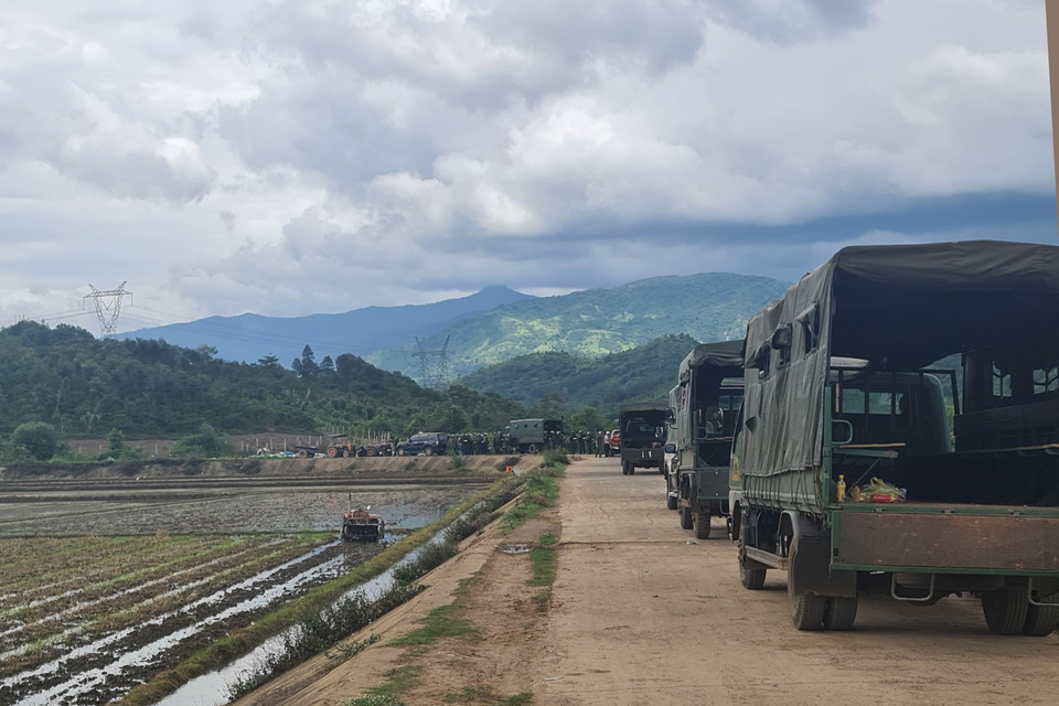 Cảnh sát Cơ động, Cảnh sát Đặc nhiệm, Công an tỉnh Đắk Lắk, lực lượng đặc nhiệm Quân khu 5 phối hợp triển khai phương án vây bắt các đối tượng tại cầu Cá Ngựa, thôn Đồng Sơn, xã Hòa Hiệp, huyện Cư Kuin. (Ảnh: Hưng Thịnh/TTXVN)