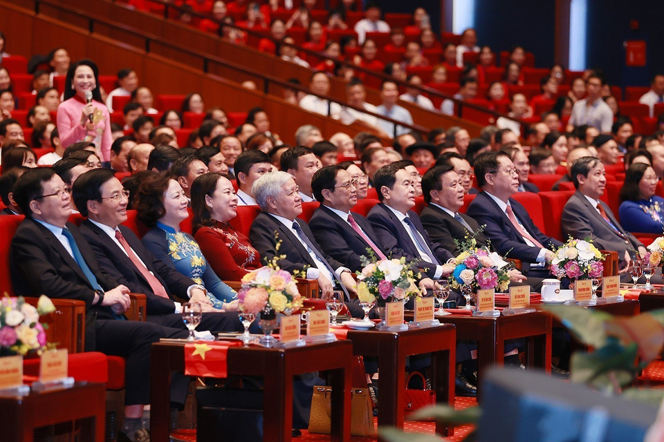 Lãnh đạo Đảng, Nhà nước và các đại biểu dự Hội nghị biểu dương, tôn vinh điển hình tiên tiến toàn quốc. (Ảnh: Dương Giang/TTXVN)