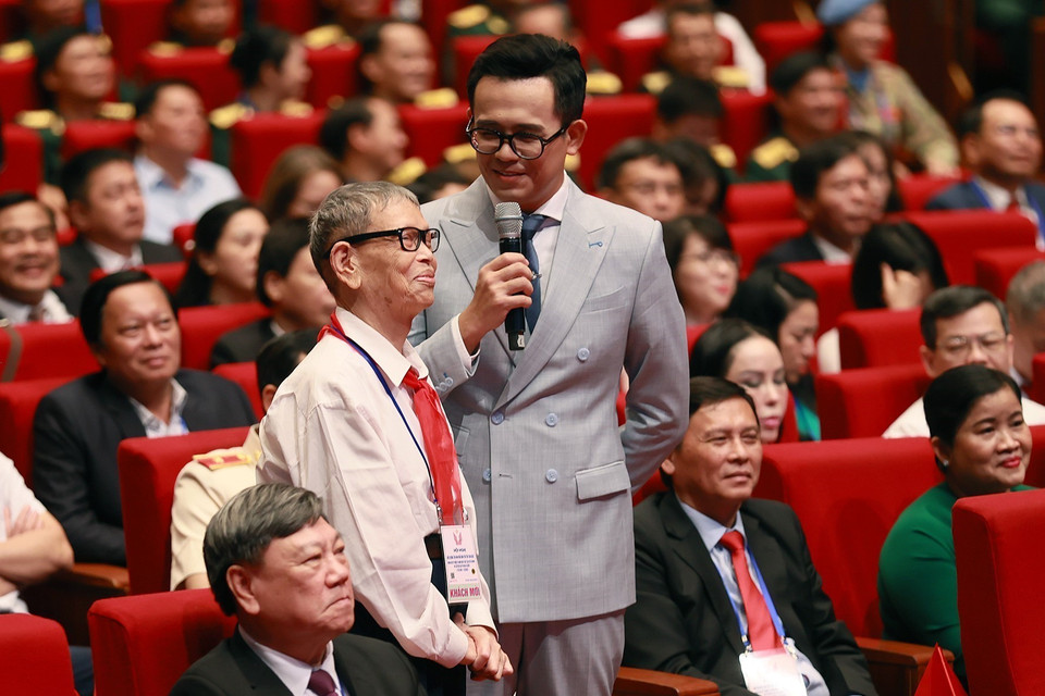 Thầy giáo Nguyễn Đức Thìn (người khởi xướng phong trào Nghìn việc tốt) giao lưu, chia sẻ tại hội nghị. (Ảnh: Dương Giang/TTXVN)