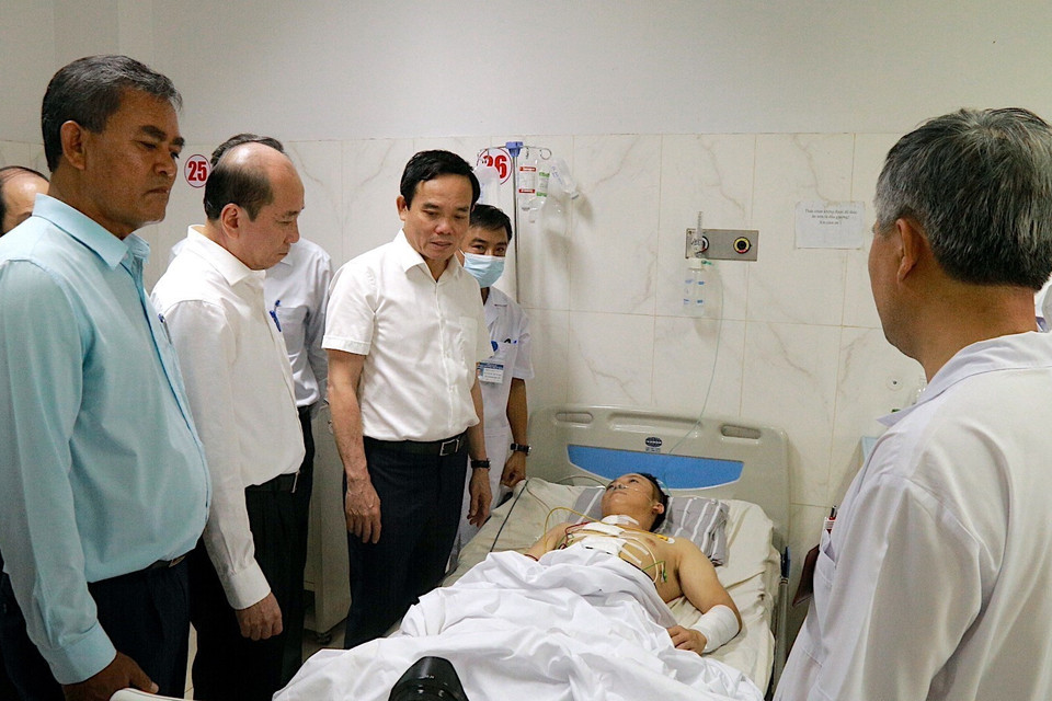 Phó Thủ tướng Chính phủ Trần Lưu Quang đến thăm hỏi, động viên hai cán bộ Công an xã Ea Ktur bị thương trong vụ nhóm người chưa xác định danh tính dùng súng tấn công trụ dùng súng tấn công trụ sở UBND xã Ea Tiêu và xã Ea Ktur, huyện Cư Kuin, Đắk Lắk. (Ảnh: Quang Thái/TTXVN)