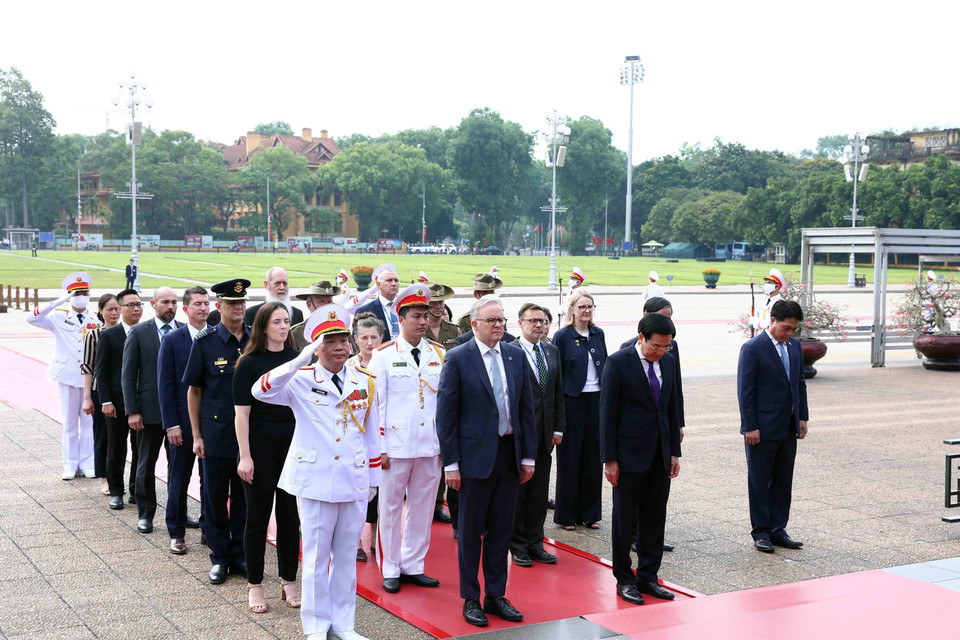 Thủ tướng Australia Anthony Albanese đến đặt vòng hoa và vào Lăng viếng Chủ tịch Hồ Chí Minh. (Ảnh: Phạm Kiên/TTXVN)