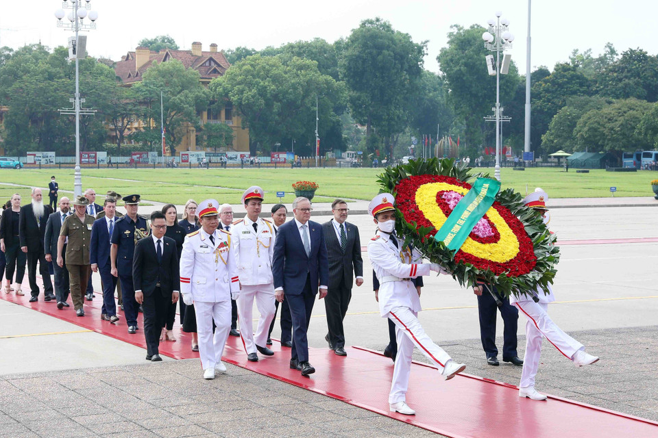 Thủ tướng Australia Anthony Albanese đến đặt vòng hoa và vào Lăng viếng Chủ tịch Hồ Chí Minh. (Ảnh: Phạm Kiên/TTXVN)
