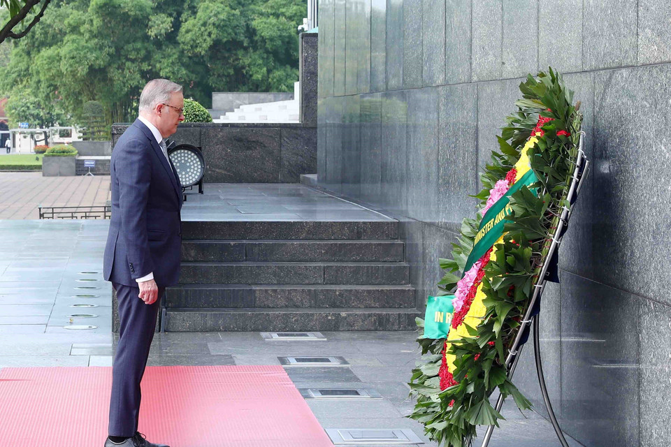 Thủ tướng Australia Anthony Albanese đến đặt vòng hoa và vào Lăng viếng Chủ tịch Hồ Chí Minh. (Ảnh: Phạm Kiên/TTXVN)