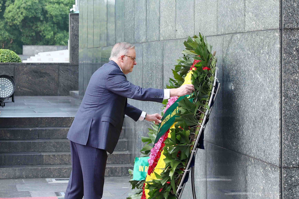 Thủ tướng Australia Anthony Albanese đến đặt vòng hoa và vào Lăng viếng Chủ tịch Hồ Chí Minh. (Ảnh: Phạm Kiên/TTXVN)