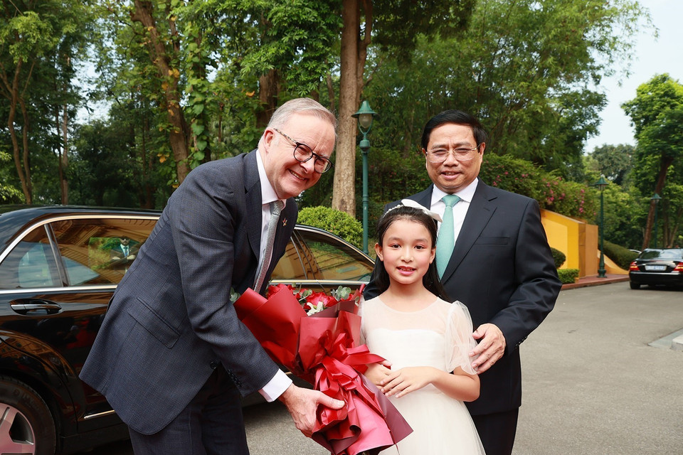 Thiếu nhi Thủ đô tặng hoa chào mừng Thủ tướng Australia Anthony Albanese. (Ảnh: Dương Giang/TTXVN)