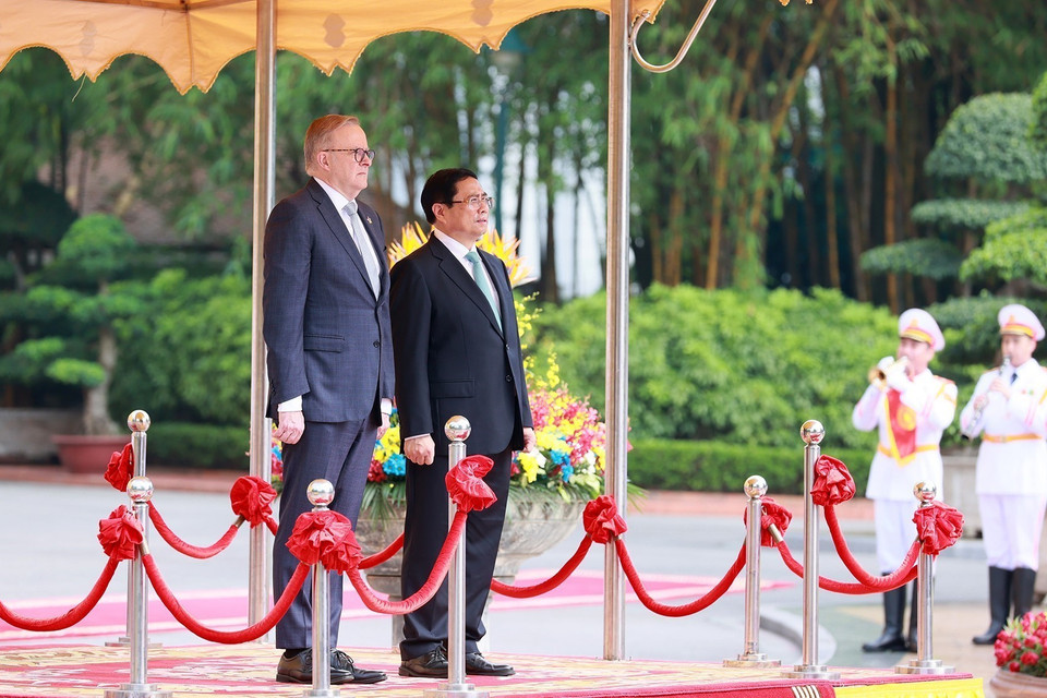 Thủ tướng Phạm Minh Chính và Thủ tướng Australia Anthony Albanese nghe quân nhạc cử Quốc thiều hai nước. (Ảnh: Dương Giang/TTXVN)