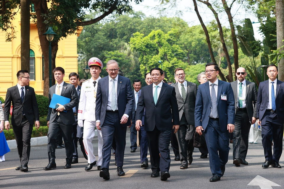 Thủ tướng Phạm Minh Chính và Thủ tướng Australia Anthony Albanese tại lễ đón. (Ảnh: Dương Giang/TTXVN)