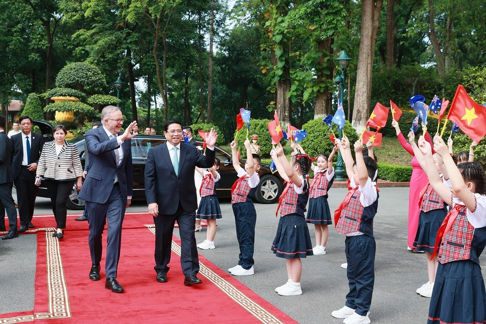 Thủ tướng Phạm Minh Chính và Thủ tướng Australia Anthony Albanese với thiếu nhi thủ đô. (Ảnh: Dương Giang/TTXVN)