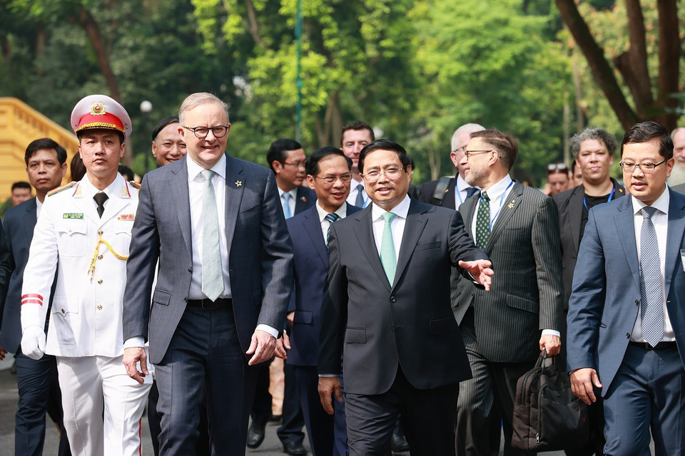 Thủ tướng Phạm Minh Chính và Thủ tướng Australia Anthony Albanese tại lễ đón. (Ảnh: Dương Giang/TTXVN)