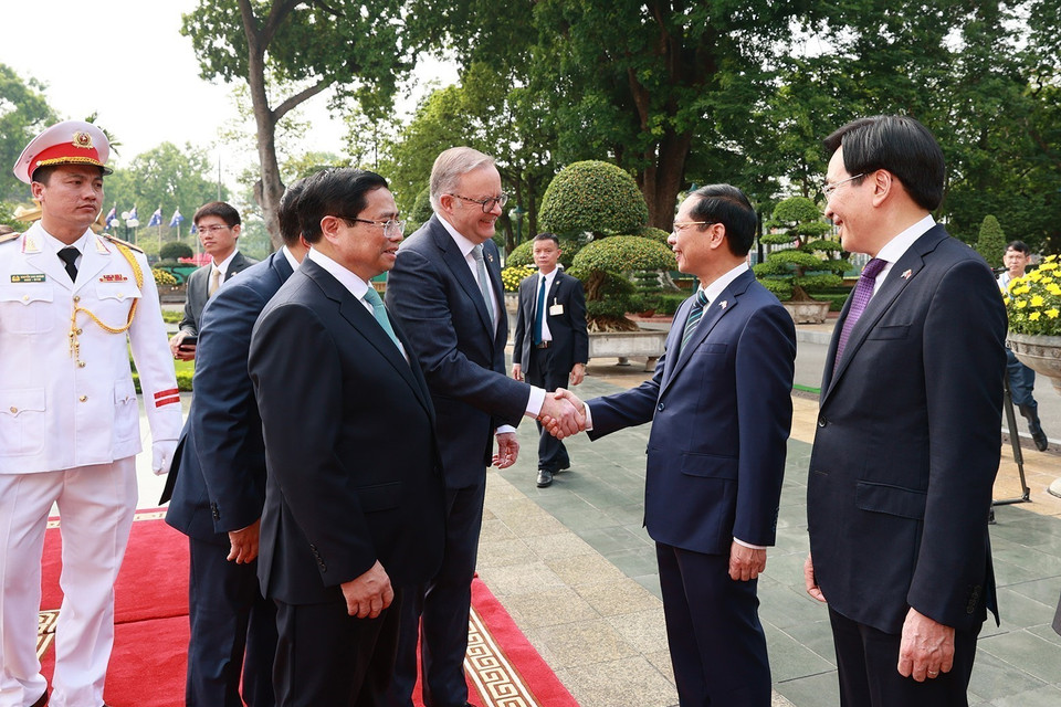Thủ tướng Phạm Minh Chính giới thiệu với Thủ tướng Australia Anthony Albanese thành viên đoàn Việt Nam tham dự lễ đón. (Ảnh: Dương Giang/TTXVN)