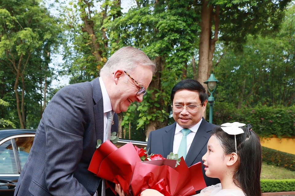 Thiếu nhi Thủ đô tặng hoa chào mừng Thủ tướng Australia Anthony Albanese. (Ảnh: Dương Giang/TTXVN)