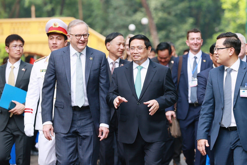 Thủ tướng Phạm Minh Chính và Thủ tướng Australia Anthony Albanese tại lễ đón. (Ảnh: Dương Giang/TTXVN)