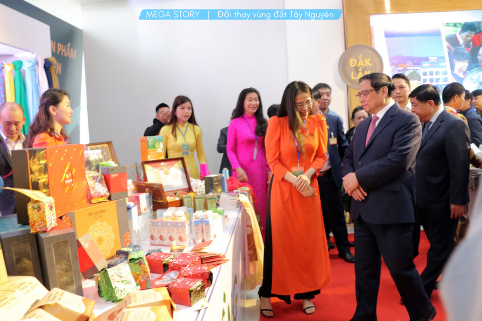 Thủ tướng Chính phủ Phạm Minh Chính thăm gian hàng trưng bày sản phẩm của Tập đoàn TH. (Nguồn: Vietnam+)