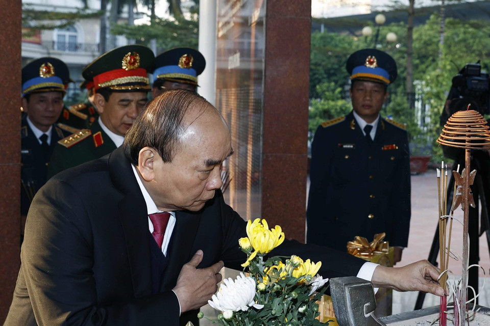 Chủ tịch nước Nguyễn Xuân Phúc dâng hương Nhà tưởng niệm liệt sỹ Phòng không không quân. (Ảnh: Thống Nhất/TTXVN)