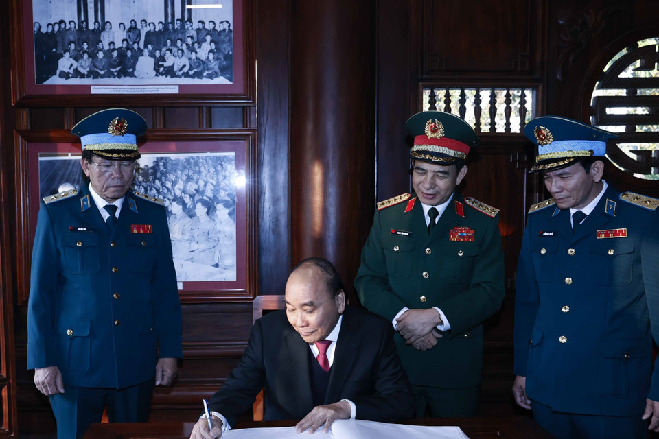 Chủ tịch nước Nguyễn Xuân Phúc ghi cảm tưởng. (Ảnh: Thống Nhất/TTXVN)