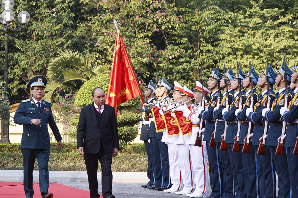Chủ tịch nước Nguyễn Xuân Phúc duyệt đội danh dự Quân đội nhân dân Việt Nam. (Ảnh: Thống Nhất/TTXVN)