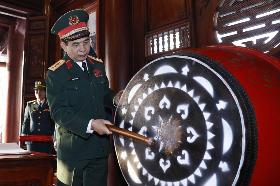 Đại tướng Phan Văn Giang, Ủy viên Bộ Chính trị, Phó bí thư Quân ủy Trung ương, Bộ trưởng Bộ Quốc phòng đánh trống. (Ảnh: Thống Nhất/TTXVN)