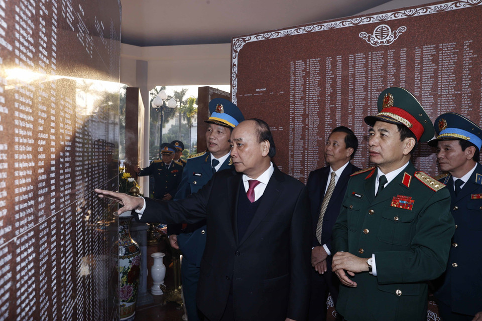 Chủ tịch nước Nguyễn Xuân Phúc và các đại biểu tại Nhà tưởng niệm liệt sỹ Phòng không không quân. (Ảnh: Thống Nhất/TTXVN)