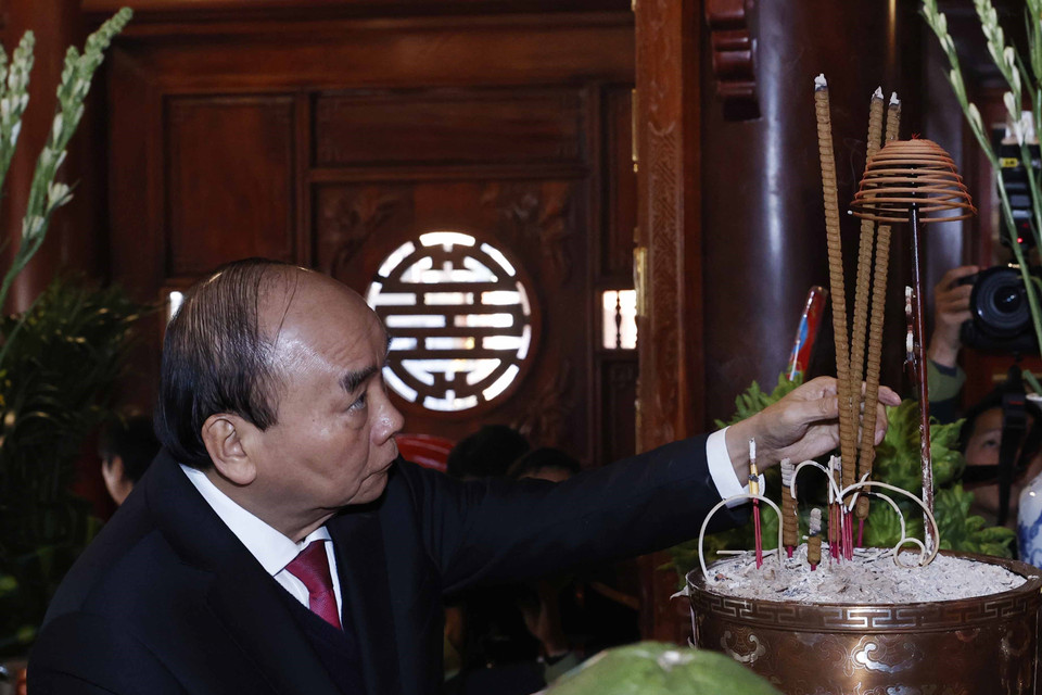 Chủ tịch nước Nguyễn Xuân Phúc dâng hương Chủ tịch Hồ Chí Minh. (Ảnh: Thống Nhất/TTXVN)