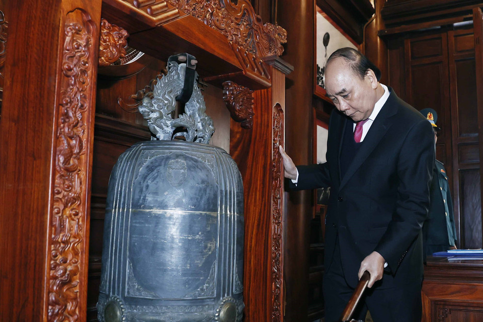 Chủ tịch nước Nguyễn Xuân Phúc thỉnh chuông. (Ảnh: Thống Nhất/TTXVN)