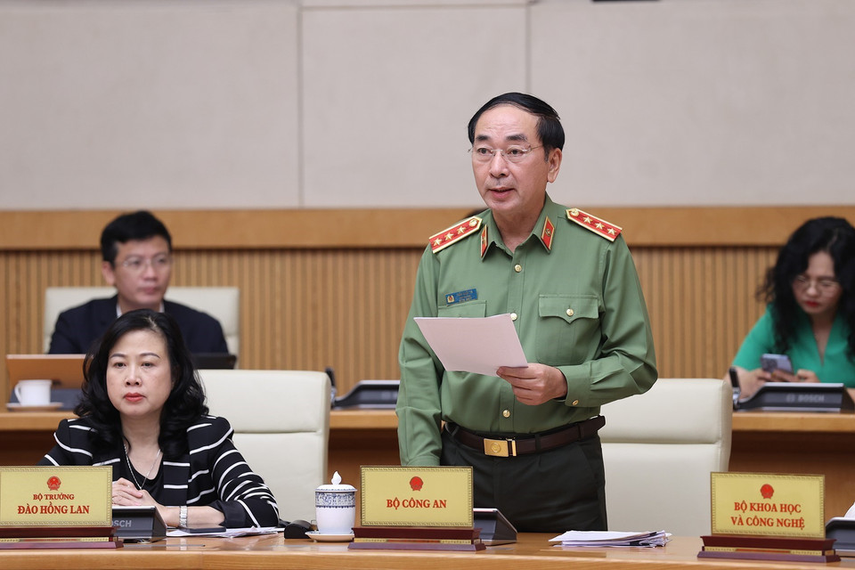 Thứ trưởng Bộ Công an Trần Quốc Tỏ báo cáo công tác truyền thông chính sách của Bộ Công an. (Ảnh: Dương Giang/TTXVN)