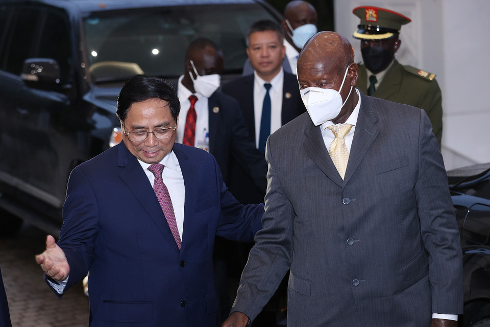 Thủ tướng Phạm Minh Chính đón Tổng thống Uganda Yoweri Kaguta Museveni. (Ảnh: Dương Giang/TTXVN)