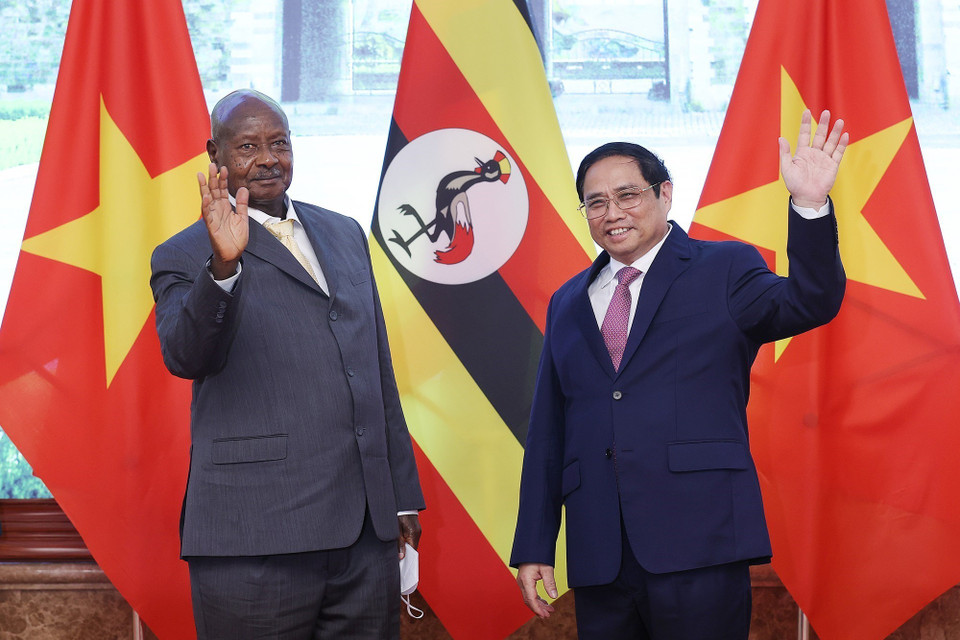 Thủ tướng Phạm Minh Chính và Tổng thống Uganda Yoweri Kaguta Museveni chụp ảnh chung. (Ảnh: Dương Giang/TTXVN)