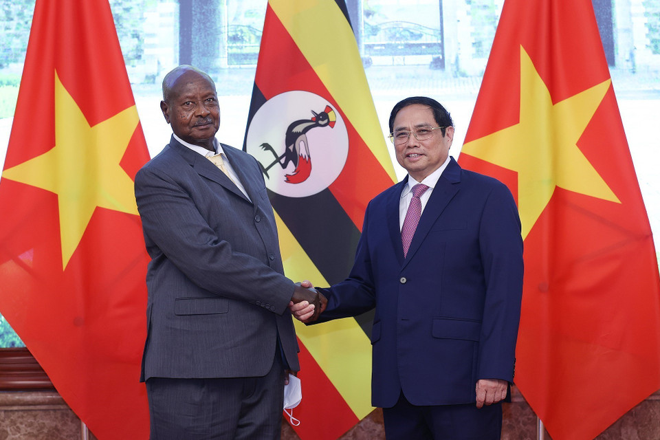 Thủ tướng Phạm Minh Chính và Tổng thống Uganda Yoweri Kaguta Museveni chụp ảnh chung. (Ảnh: Dương Giang/TTXVN)