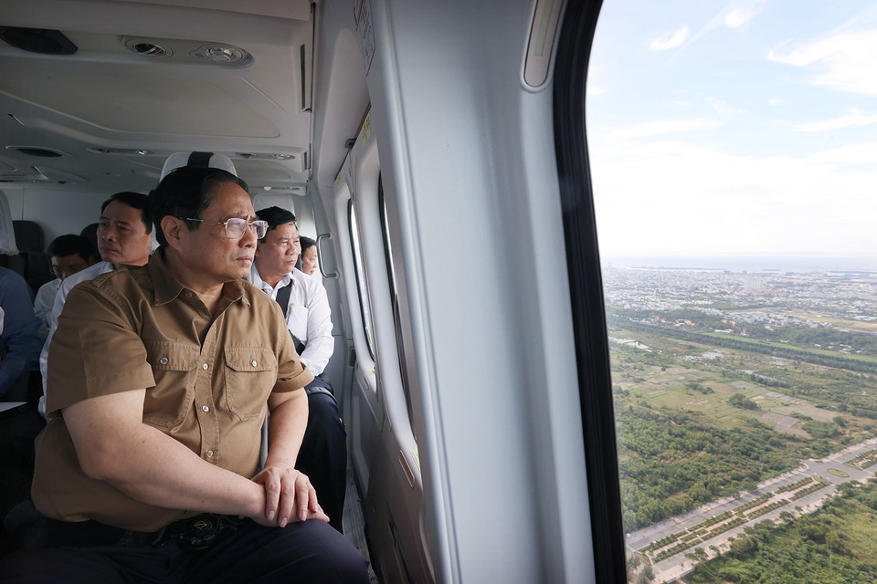 Thủ tướng Phạm Minh Chính quan sát vùng Đông Nam bộ. (Ảnh: Dương Giang/TTXVN)