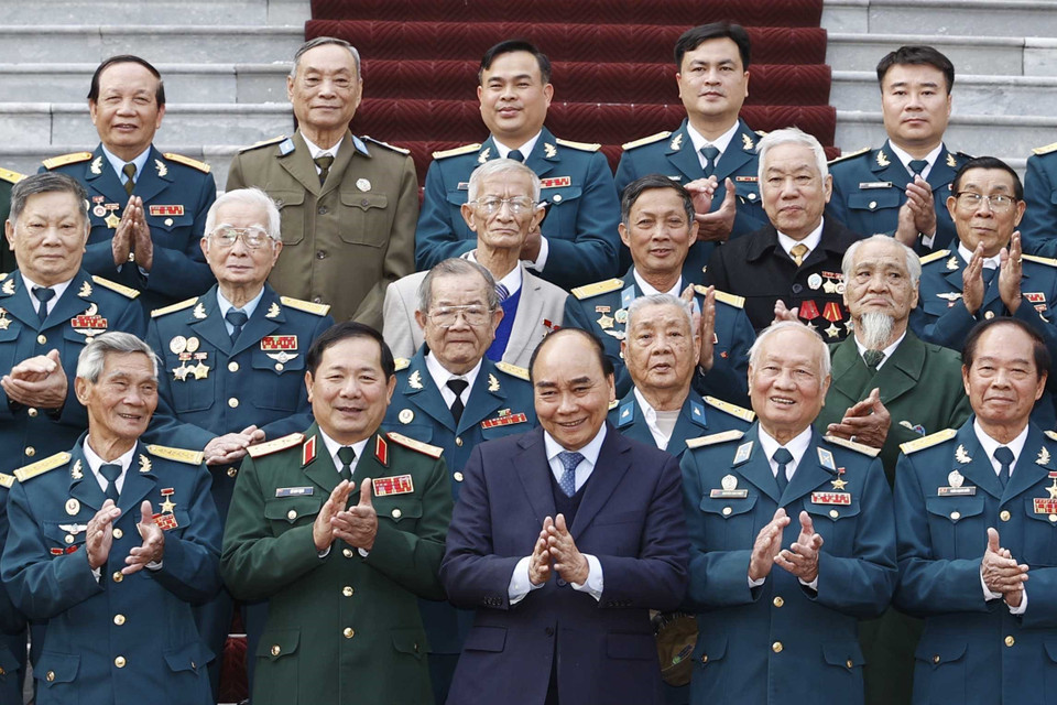 Chủ tịch nước Nguyễn Xuân Phúc với các cựu chiến binh Sư đoàn 361. (Ảnh: Thống Nhất/TTXVN)