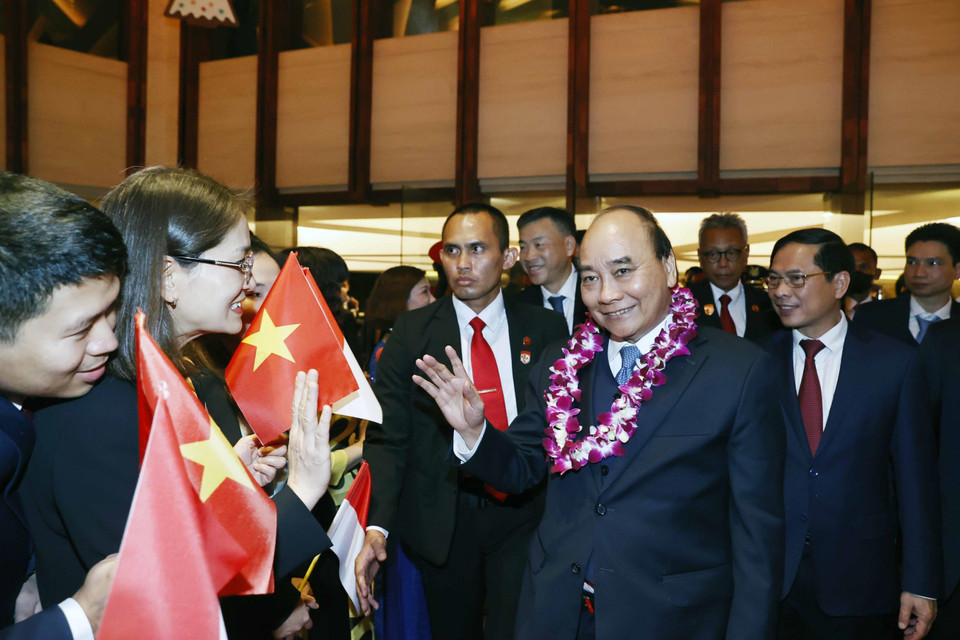 Cộng đồng Người Việt Nam tại Indonesia chào đón Chủ tịch nước Nguyễn Xuân Phúc. (Ảnh: Thống Nhất/TTXVN)