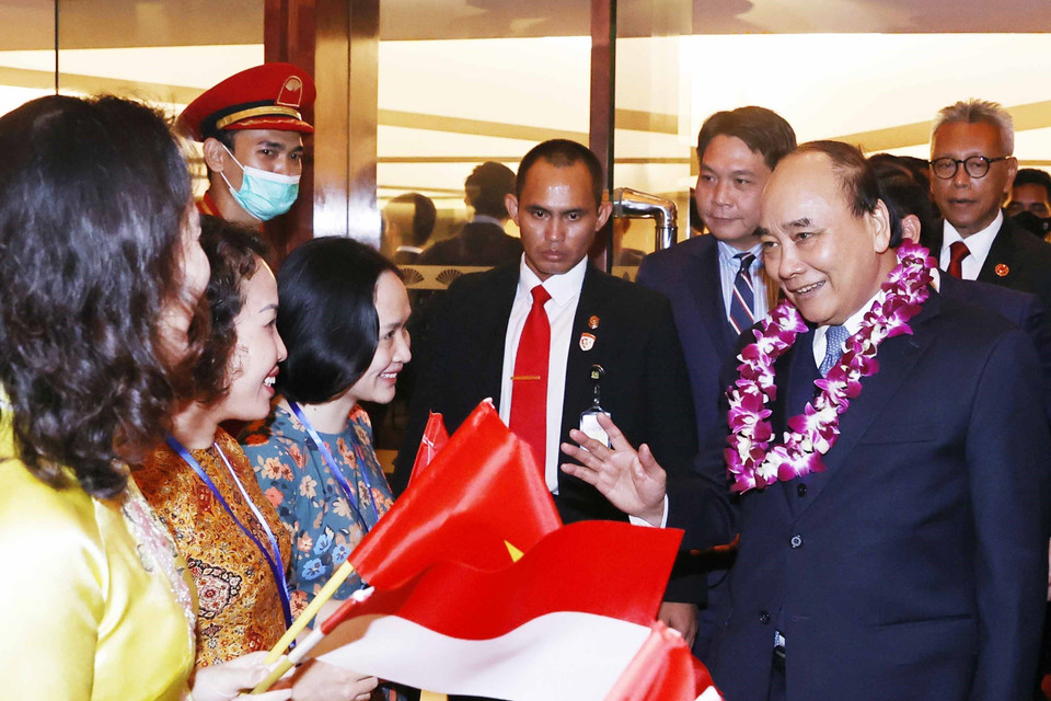 Cộng đồng Người Việt Nam tại Indonesia chào đón Chủ tịch nước Nguyễn Xuân Phúc. (Ảnh: Thống Nhất/TTXVN)