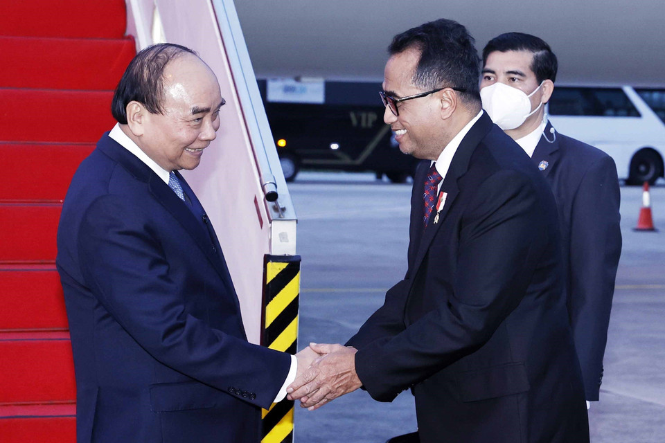 Lễ đón Chủ tịch nước Nguyễn Xuân Phúc tại sân bay quốc tế Soekarno-Hatta, Jakarta, Indonesia. (Ảnh: Thống Nhất/TTXVN)