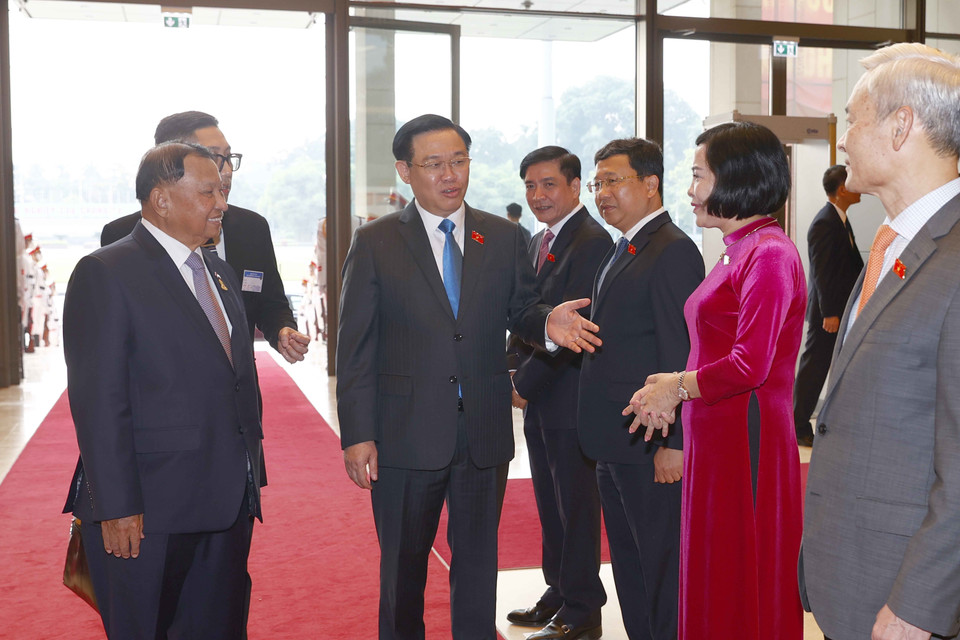 Chủ tịch Quốc hội Vương Đình Huệ và đại biểu đón Chủ tịch Thượng viện Vương quốc Campuchia. (Ảnh: Doãn Tấn/TTXVN)
