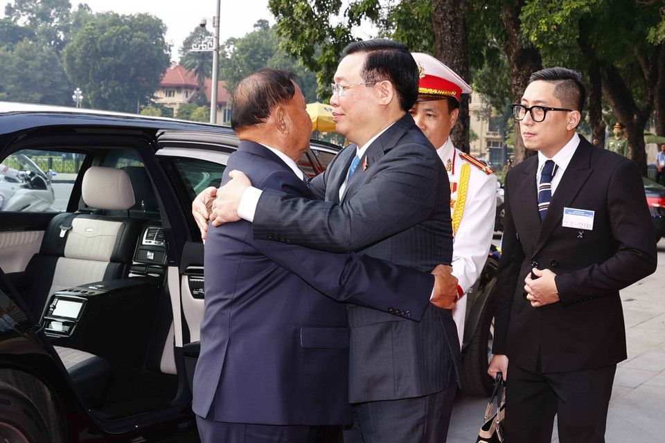 Chủ tịch Quốc hội Vương Đình Huệ đón Chủ tịch Thượng viện Vương quốc Campuchia. (Ảnh: Doãn Tấn/TTXVN)