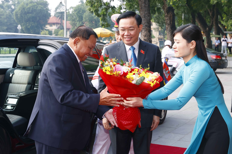 Chủ tịch Quốc hội Vương Đình Huệ đón Chủ tịch Thượng viện Vương quốc Campuchia. (Ảnh: Doãn Tấn/TTXVN)