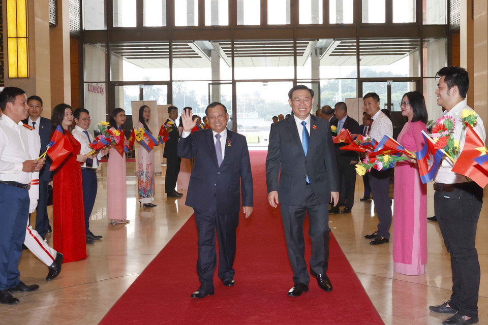 Chủ tịch Quốc hội Vương Đình Huệ đón Chủ tịch Thượng viện Vương quốc Campuchia. (Ảnh: Doãn Tấn/TTXVN)