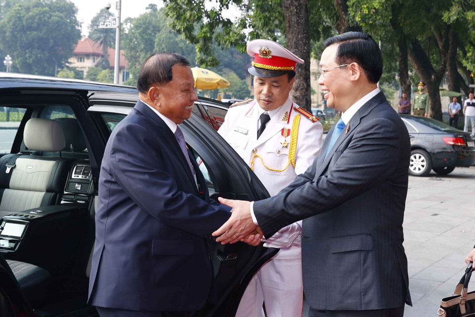 Chủ tịch Quốc hội Vương Đình Huệ đón Chủ tịch Thượng viện Vương quốc Campuchia. (Ảnh: Doãn Tấn/TTXVN)