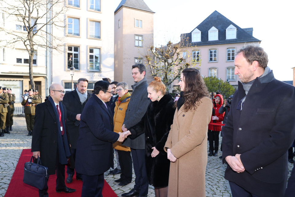 Thủ tướng Luxembourg Xavier Bettel giới thiệu với Thủ tướng Phạm Minh Chính các quan chức của Luxembourg. (Ảnh: Dương Giang/TTXVN)
