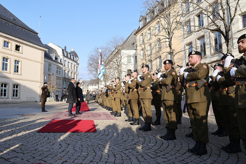 Thủ tướng Phạm Minh Chính và Thủ tướng Luxembourg Xavier Bettel nghe quân nhạc cử Quốc thiều hai nước. (Ảnh: Dương Giang/TTXVN)