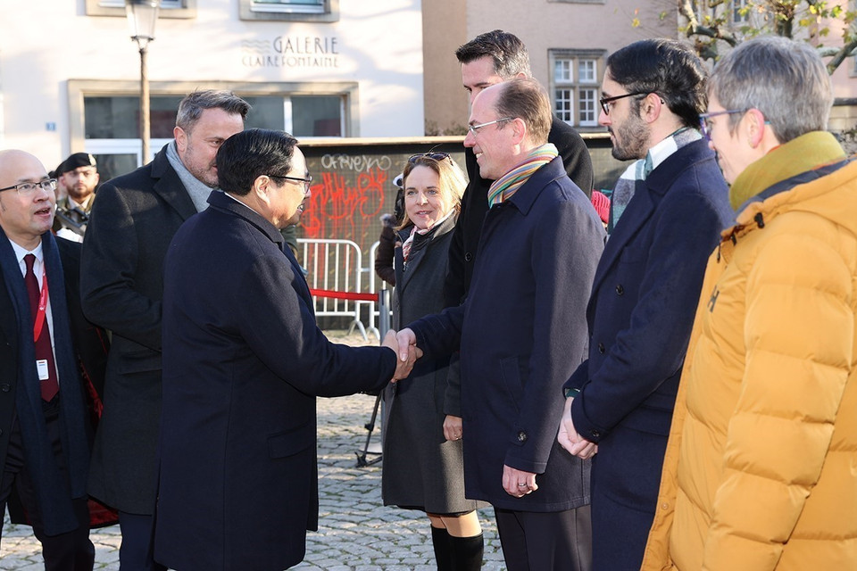Thủ tướng Luxembourg Xavier Bettel giới thiệu với Thủ tướng Phạm Minh Chính các quan chức của Luxembourg. (Ảnh: Dương Giang/TTXVN)