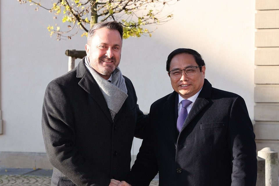 Thủ tướng Luxembourg Xavier Bettel đón Thủ tướng Phạm Minh Chính. (Ảnh: Dương Giang/TTXVN)