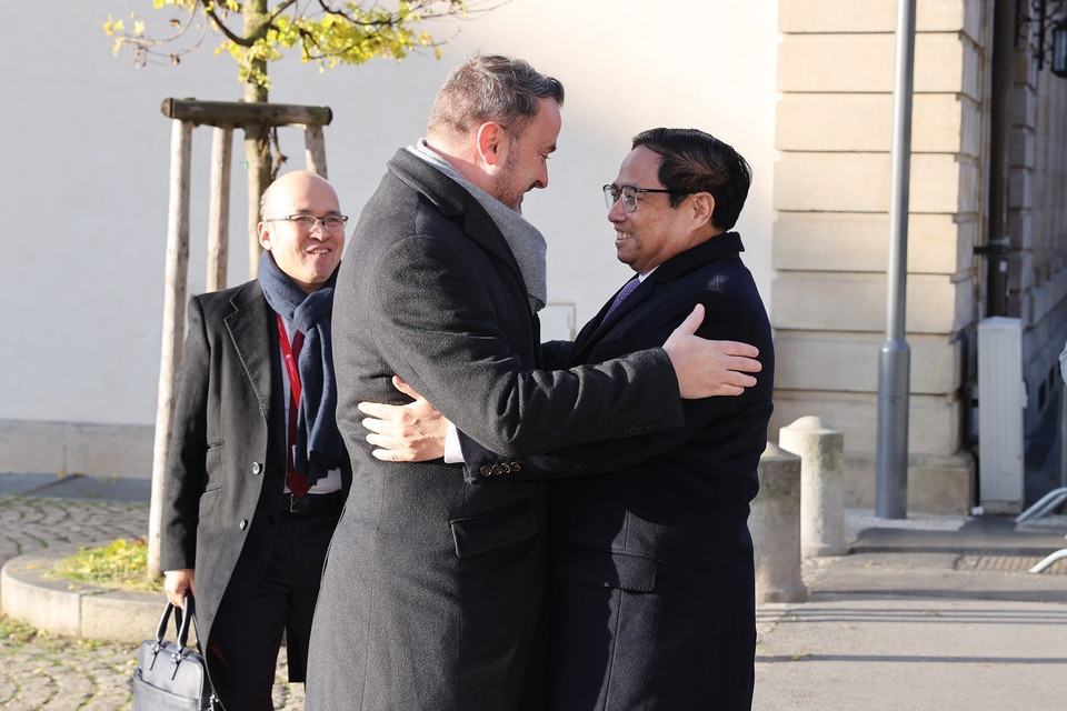 Thủ tướng Luxembourg Xavier Bettel đón Thủ tướng Phạm Minh Chính. (Ảnh: Dương Giang/TTXVN)