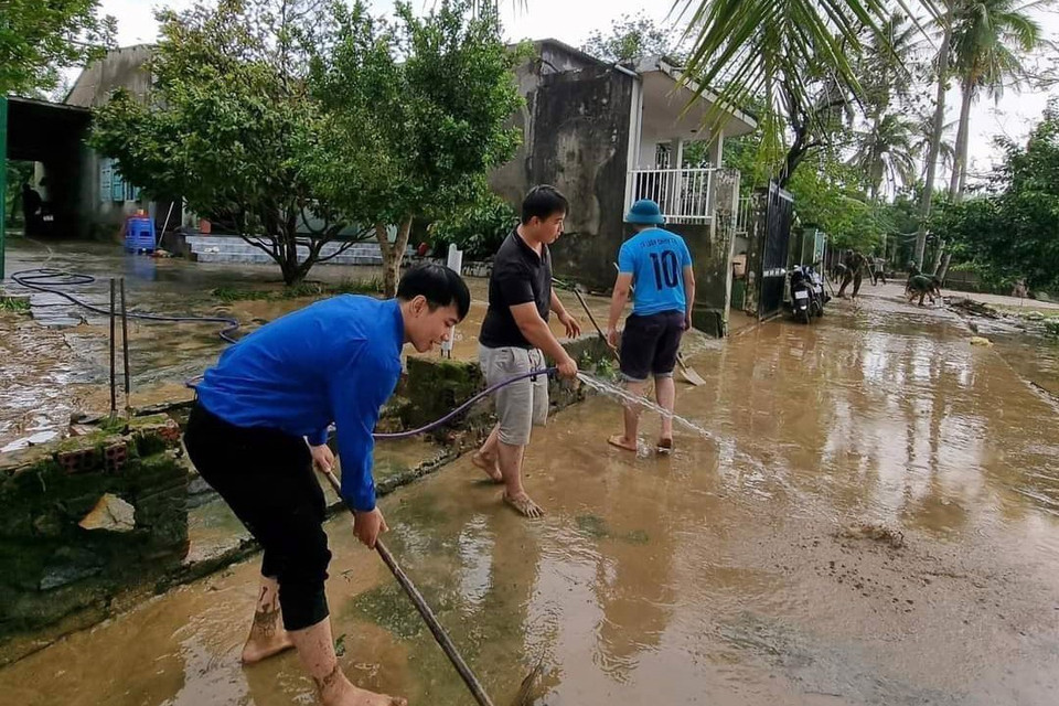 Dọn vệ sinh trên các tuyến đường sau khi nước rút. (Ảnh: Trần Lê Lâm/TTXVN)