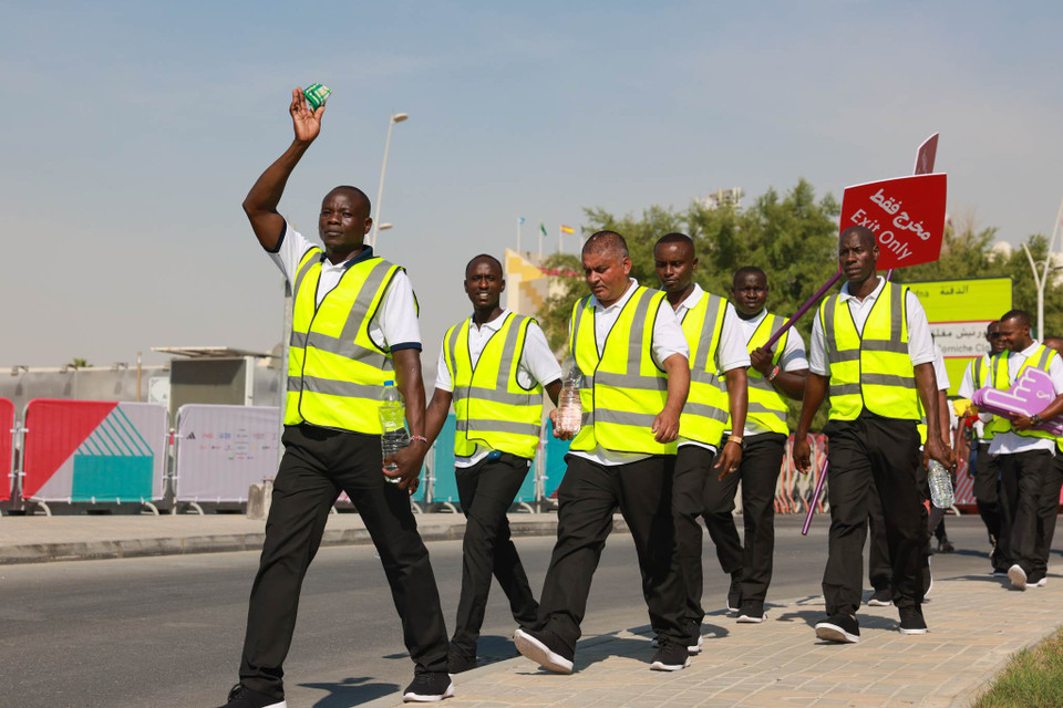 Các nhân viên phục vụ tại giải đấu. (Ảnh: Hải An/Vietnam+)