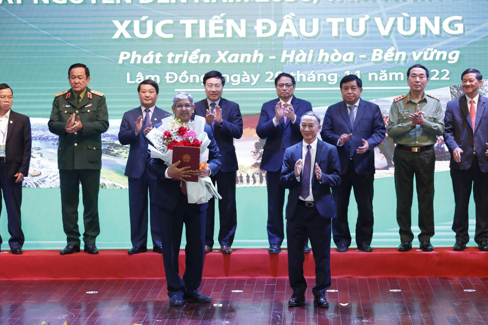 Ông Arghya Mandal - Đại diện HĐQT Tập đoàn TH và ông Trần Văn Hiệp, Chủ tịch UBND tỉnh Lâm Đồng ký kết và trao biên bản ghi nhớ. (Ảnh: Vietnam+)