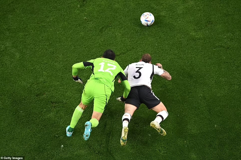 Tuy nhiên, phải đến phút 30 họ mới có cơ hội rõ ràng khi penalty sau tình huống thủ thành Gonda phạm lỗi với Raum trong vòng cấm. (Nguồn: Getty Images)